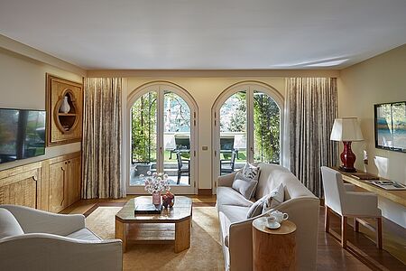 Eine Suite mit Küche, Wohnzimmer und atem-beraubender Seesicht. Diese Suiten verfügen entweder über einen Balkon oder eine Terrasse mit Blick auf den Comer See. Für den ultimativen Luxusaufenthalt am See verfügt diese Suite über eine Küche, ein Wohnzimmer und ein Haupt-schlafzimmer. Nehmen Sie sich Zeit zum Entspannen und Relaxen im großzügigen Mosaik-Badezimmer.