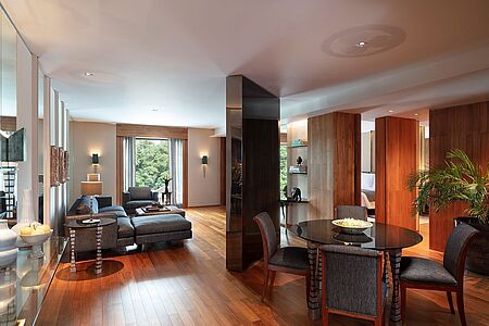 Club Premier Suite (ca. 98 qm) Die Club Premier Suite kann mit exquisiten Möbeln, gegenwärtigem Design und eleganten Holzelementen punkten, die perfekt mit der thailändischen Dekoration der Suite harmonieren. Neben einen großzügigen Wohnbereich (separiert vom Schlafzimmer) verfügt die Suite über einen Poolblick und einen eigenen Jacuzzi.