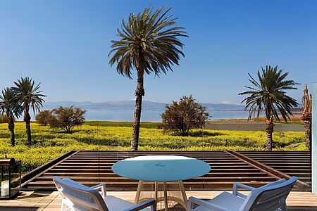 Villa mit Whirlpool 55 qm Dieser Villentyp verfügt über einen großen privaten Balkon mit gemütlicher Sitzecke und einem Whirlpool unter freiem Himmel.
Innerhalb der Villa finden Sie neben einem Wohnzimmer und einem zusätzlichen Schlafsofa eine gemütliche Sitzecke. Auch Familien finden hier genügend Platz zum Wohlfühlen.