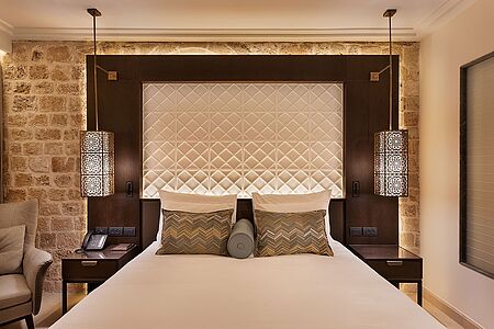 Deluxe Room (ca. 27 qm) In diesen Luxuszimmern trifft Historie auf Luxus – ein Zusammenspiel, das sich in erster Linie im exklusiven Design widerspiegelt. Neben zahlreichen Annehmlichkeiten im prächtigen Badezimmer profitieren Sie von einem gemütlichen King-Bett und feinsten Baumwoll-Textilien. Die Einrichtung wirkt absolut aufgeräumt, ist einladend und auf ansprechend subtile Weise luxuriös.