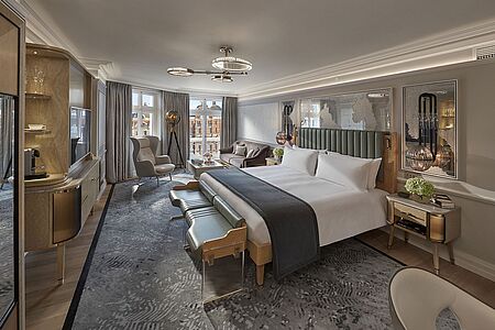 Mandarin Zimmer (ca. 45 qm) Ruhiger Innenhofblick und eine opulente Ausstattung mit handvergoldeten Accessoires und einem lederbezogenen Schreibtisch sind die Highlights dieser Zimmerkategorie.