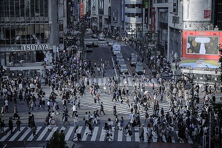 Es gibt viele Kreuzungen auf der Welt. Aber nicht DIE Kreuzung. Wo bei Grün Tausende von Menschen gleichzeitig über die Straße schwirren. Großartig ist das Spektakel von einem der umliegenden Cafés aus oder von der Aussichtsterrasse des Kaufhaus Magnet. 