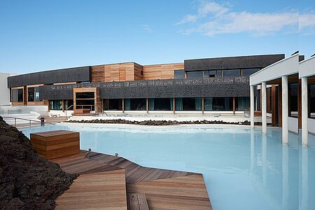The Retreat at Blue Lagoon Iceland Mal wieder Zeit für eine Erholung? – Dann planen Sie doch Ihren nächsten Urlaub im The Retreat at Blue Lagoon Island. Finden Sie während der Yoga-Sessions zu Ihrer inneren Balance, erleben Sie das ultimative und preisgekrönte Spa-Vergnügen und schlemmen Sie bei kulinarischen Köstlichkeiten der Spitzenklasse. Die luxuriösen und komfortablen Suiten runden schließlich Ihren Aufenthalt ab.