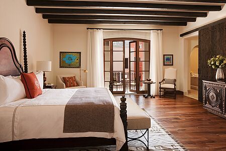 Colonial Zimmer 63 qm Jedes Rooftop Colonial Zimmer bietet 63 qm Wohnfläche. Zur Ausstattung gehören ein Kingsize-Bett oder zwei Queensize-Betten zur Auswahl. Dieses Zimmer befindet sich im obersten Stock des Hotels und verfügt über eine gemütliche Terrasse, die sowohl tagsüber als auch abends zum Essen im Freien und zum Entspannen einlädt.