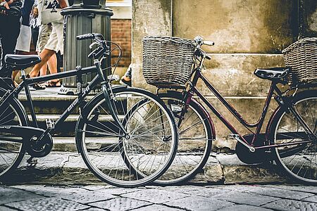 Bike Tour Auf dem Fahrrad bewegen Sie sich wie die meisten Tel Avivianer durch die Stadt. Das Netz der Radwege ist dicht, Sie bekommen einen guten Überblick über den Mix aus alter und neuer Architektur und werden von frischer Meeresbrise begleitet. Ihr Reiseleiter führt Sie zu den berühmtesten Sehenswürdigkeiten der Stadt.