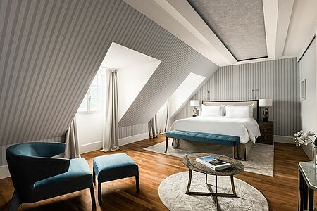 Unsere gemütlich eingerichteten Single Deluxe Zimmer bieten luxuriösen Komfort und ein einladendes, elegantes Design. Die Deluxe-Zimmer sind großzügiger geschnitten und der wunderschöne Blick auf den See dabei ein weiteres Plus für einen besonders erholsamen Aufenthalt. Holzfußböden und eine Auswahl pastellfarbener Möbel und Tapeten wurden speziell auf die Chenot-Philosophie abgestimmt. 