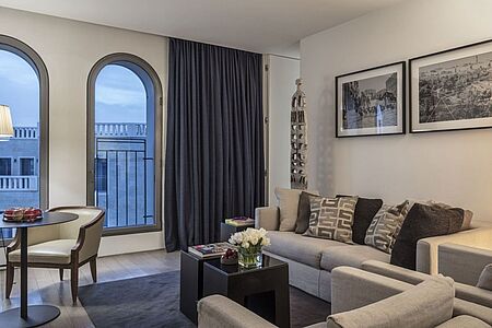 Wohnen wie in einer Residenz! Die großzügige Residence Suite verfügt über ein luxuriöses Schlafzimmer, einen edlen Wohnbereich, ein traumhaftes Badezimmer mit zwei Waschbecken, ein Gäste-WC sowie zwei Flachbildschirm-TVs. Die Einrichtung und das Design lassen keine Wünsche offen – hier passt wirklich alles.