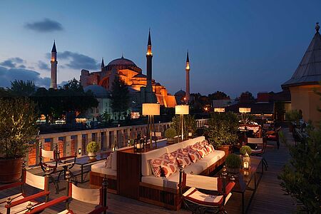 Das liebevoll modernisierte, ein Jahrhundert alte neoklassizistische Bauwerk liegt im Herzen von Istanbul, nur wenige Schritte von Blauer Moschee und Topkapi-Palast entfernt. Um einen Hofgarten gruppiert, verheißen 65 Zimmer und Suiten und der gewohnt zuvorkommende Four Seasons-Service eine Atmosphäre wunschlosen Glücks. 