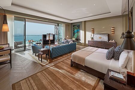 Die Junior Sea View Suite bietet mit ihren 89 qm ein großes Schlafzimmer mit offener Raumaufteilung, einen geräumigen Wohnbereich sowie ein Badezimmer mit Regendusche und Badewanne. Der eigene Balkon bietet einen wunderbaren offenen Blick auf das Meer.