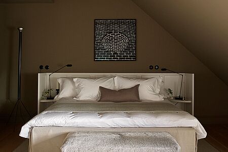 Die edel ausgestatteten Deluxe Double Rooms besitzen ein King-Size-Bett, eine Sitzgelegenheit und die meisten haben sogar einen Kamin. Im großzügigen Bad befinden sich eine begehbare Regendusche und ausgesuchte Pflegeprodukte. Die Zimmer bieten entweder einen schönen Blick auf die Stadt oder auf den Garten.