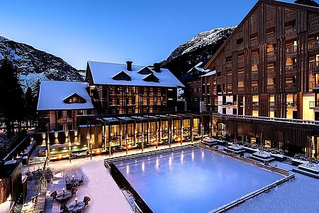 The Chedi Andermatt Das exklusive The Chedi Andermatt stellt das erste Luxushotel der Feriendestination "Andermatt Swiss Alps" dar. Das traditionsreiche Dorf Andermatt im Urserental bietet seinen Gästen sowohl im Sommer als auch im Winter eine Vielzahl an Aktivitäten, Highlights und Besonderheiten.
