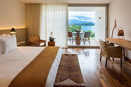 Deluxe Ocean View (ca. 57 qm) Nach einem langen Tag am Strand ins kühle Zimmer kommen, eine erfrischende Dusche und dann? Einfach mal den Luxus genießen und auf dem Zimmer bleiben zum Abendessen. Lassen Sie sich vom 24-Stunden-Zimmerservice das Dinner auf dem großen Balkon mit Esstisch servieren. Genießen Sie dazu den traumhaften Meerblick, ganz privat.