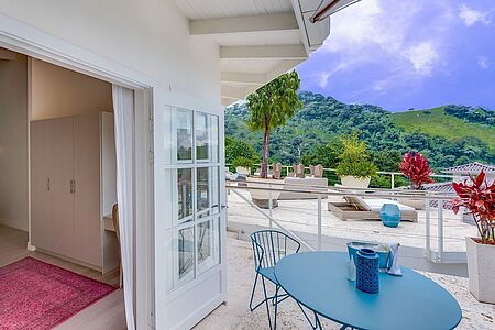 Junior Suite Die fünf Junior Suiten (Coco, Cas, Maracuya, Chan und Curcuma) verwöhnen Sie mit einem wundervollen Ausblick auf die Gärten oder auf die Berge und den Golf von Nicoya. Alle Suiten verfügen über gemütliche Sitzecken, manche davon über eine private Terrasse.
