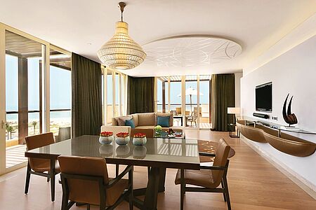 Die Park Terrace Suiten verwöhnen den Gast ebenso mit deckenhohen Fenstern und bieten zusätzlich eine große Terrasse mit Blick auf das Meer, Massagebett und Sonnenliegen.