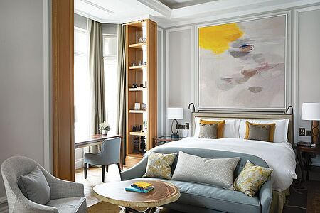 Die Deluxe Junior Suite bietet zusätzlichen Platz zum Wohlfühlen! Machen Sie es sich im Kingsize-Bett bequem oder genießen Sie die Aussicht auf dem Balkon.