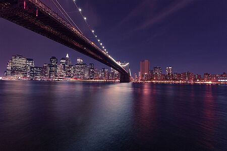 Dinner-Bootsfahrt Haben Sie New York schon mal vom Wasser aus erlebt? Besonders reizvoll ist die abendliche Tour auf einer verglasten Luxusjacht durch den New York Harbour. Während Sie Ihr Dinner einnehmen, genießen Sie herrliche Aussichten auf die Skyline, die Freiheitsstatue, Ellis Island, die Brooklyn Bridge, Freedom Tower und Lower Manhattan. Zu später Stunde lädt Live-Musik zum Tanzen ein.