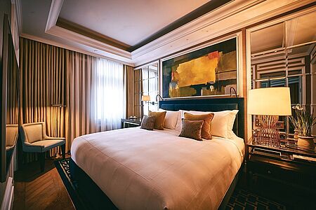 Die Suite mit einem Schlafzimmer ist mit einem großen Kingsize-Bett ausgestattet. Zusätzlich lädt das Wohnzimmer zum Entspannen ein. Im exklusiven Marmorbad erwarten Sie eine Dusche und eine separate Badewanne.