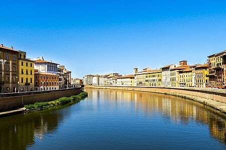 Private Bootsfahrt auf dem Arno Die Antwort von Florenz auf die venezianischen Gondeln ist das Barchetto. Nur vier Originale gibt es davon und Sie haben die Ehre, auf einem davon über den Arno gesteuert zu werden. Prosten Sie mit einem Glas eisgekühlten Prosecco den Palästen am Ufer zu und gleiten Sie gemächlich unter der berühmten Ponte Vecchio hindurch.