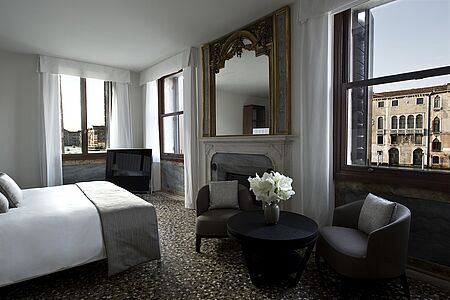 Aman Canal Grande Das Luxusresort Aman Canal Grande ist ein ganz besonderes Refugium inmitten der malerischen Altstadt von Venedig. Der Palazzo, der das Resort beherbergt, besteht aus zwei fünfstöckigen, nebeneinander liegenden Gebäuden, von denen eines im 16. Jahrhundert von dem italienischen Architekten Gian Giacomo de Grigi erbaut wurde.