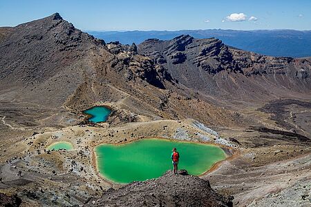 Die "Tongariro Alpine Crossing" Sie wollten sich schon immer mal wie Neil Armstrong fühlen? Dann ist diese Tageswanderung, die oft als Neuseelands beste beschrieben wird, ein Must-Do. Marschieren Sie durch eine Mondlandschaft aus Kratern und verstreuten Bimssteinen und lassen Sie sich von smaragdgrünen Seen und zu Statuen geformten Vulkanbrocken begeistern.