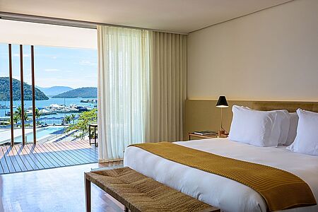 Ocean View Suite (ca. 85 qm) Entspannen Sie auf 85 Quadratmeter inklusive Wohn- und Schlafzimmer mit herrlichem Meerblick. Gönnen Sie sich nach einem Tag in der Natur eine erfrischende Dusche oder nehmen Sie ein Bad und lassen dabei das herrliche Panorama auf sich wirken.
