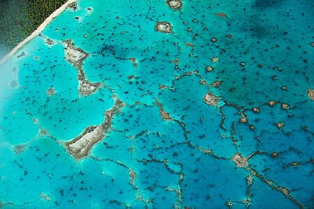 Wollten Sie schon immer mal übers Paradies fliegen? Eine Runde im Helikopter ist einfach atemberaubend und ein unvergessliches Erlebnis! Besonders, wenn unter Ihnen das türkisfarbene Wasser der Lagune schöner leuchtet als ein Edelstein und der Mont Otemanu und der Mont Pahia – die beiden stolzen Gipfel der Insel vulkanischen Ursprungs – zum Greifen nah sind.