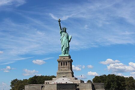 Bootsfahrt zur Freiheitsstatue Genießen Sie den traumhaften Ausblick auf die Skyline Manhattans und auf die Freiheitsstatue. Anschließend erkunden Sie das Gelände um die Freiheitsstatue und besuchen Ellis Island. Im Einwanderermuseum begeben Sie sich auf einen Rundgang in die Vergangenheit und erfahren alles über die Einwanderung in die Vereinigten Staaten von Amerika.