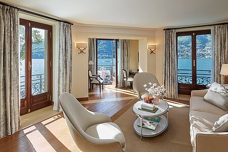 Genießen Sie eine atemberaubende Aussicht auf den Comer See. Diese Suiten im eleganten neoklassischen Design befinden sich im Hauptgebäude, der Villa Roccabruna. Diese herausragenden Suiten bieten einen unvergesslichen Blick auf den Comer See, einen der schönsten Seen der Welt. Die Suiten verfügen über ein Wohnzimmer im Erdgeschoss und ein Hauptschlafzimmer im Obergeschoss.