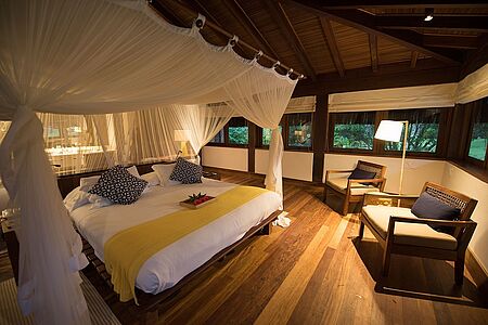 Beach Superior Bungalow (ca. 60 qm) Die Beach Superior Bungalows sind ebenfalls auf Stelzen gebaut, haben eine eigene Veranda und eine Außendusche. Diese acht Bungalows sind in erster Reihe entland des Sandstrandes gelegen.