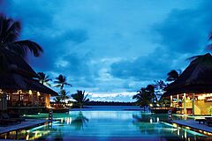 Constance Le Prince Maurice Pool bei Nacht Pool bei Nacht Constance Le Prince Maurice