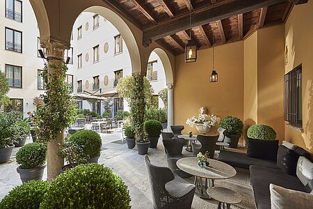 Mandarin Oriental Milan Inmitten der Stadt der Mode und in einem historischen Gebäude aus dem 18. Jahrhundert empfängt das exklusive Luxushotel Mandarin Oriental Milan seine Gäste. Es befindet sich im Herzen Mailands und in unmittelbarer Nähe zur berühmten Oper La Scala. Bummeln Sie durch die Stadt mit ihren zahlreichen schicken Boutiquen und genießen Sie „La Dolce Vita“ in vollen Zügen.
