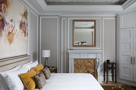 Genießen Sie einen atemberaubenden Ausblick auf die Stadt. Im Deluxe Room erwarten Sie ein Kingsize-Bett, ein Marmorbad und viel Liebe zum Detail.