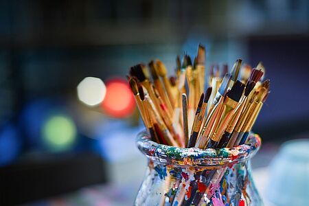 Es ist an der Zeit, Ihrer eigenen Kreativität freien Lauf zu lassen. Besuchen Sie daher einen Kreativworkshop bei der niederländische Künstlerin Ans Markus, die für ihre ausdrucksstarken Frauenbilder berühmt ist. Die Malerin erzählt nicht nur von ihren Arbeiten und ihrem realistischen Stil, sondern gibt ihr Wissen an die Kursteilnehmer weiter. Eine ganz besondere Erfahrung.