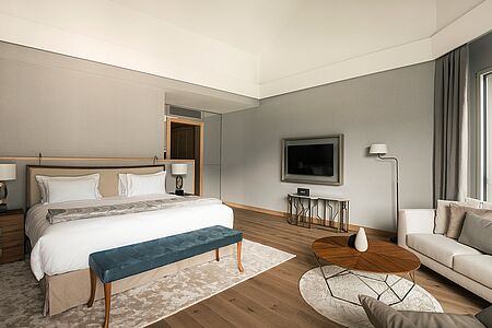 Die geräumigen, komfortabel eingerichteten Double Classic Zimmer befinden sich sowohl in unserem romantischen Altbau als auch im modernen Holz-Neubau. Aus allen Zimmern hat man einen atemberaubenden Blick auf die Schweizer Alpen und das glitzernde Wasser des Vierwaldstättersees. Große Fensterfronten, Balkone und Terrasse laden dazu ein, die unberührte Natur direkt „vor der Haustür“ ganz hautnah zu erleben. Double Deluxe Zimmer verfügen im Wohnbereich über ein eigenes Sofa.