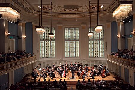 Seit Jahrzehnten spielen sich die Wiener Philharmoniker am 1. Januar in die Herzen von Millionen Menschen in über 90 Ländern. In Echtzeit auf Bildschirmen und live im Musikvereinssaal. Die Karten sind heiß begehrt und werden bereits am Jahresanfang verlost. Wollen Sie unter den Zuschauern sein? Wir organisieren die Tickets.