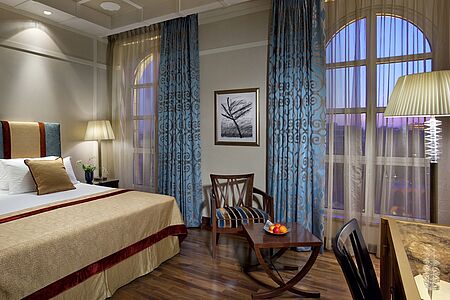 Dieses Zimmer ist neu gestaltet und liegt im oberen Stockwerk des Hotels. Der moderne Look verbindet den kontemporären Stil gekonnt mit dem Blick auf die neue Stadt Jerusalems. Eine komfortable Sitzecke und der handgefertigte Parkettboden sind das i-Tüpfelchen. 