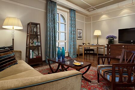 Diese komfortable und neu gestaltete Suite mit Blick auf die Altstadt ist geräumig und verfügt über einen separaten Salon und ein Schlafzimmer. Der Parkettboden ist handgefertigt und das Badezimmer verfügt über eine Whirlpool-Badewanne. 