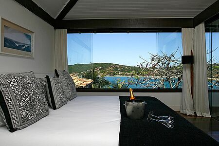 Die optimale Unterkunft für private Stunden ist die Mastersuite. Zwei große Räume, ein Bad, das keine Wünsche offenlässt, und ein uneinsehbarer Balkon oder eine Terrasse sind die Highlights dieser Suite. Teilweise mit eigenem Jacuzzi.