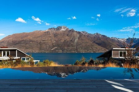 Matakauri Lodge Im wunderschönen Süden, genauer gesagt am tiefblauen Wakatipu-See, erwartet Sie das Luxushotel Matakauri. Die edle Lodge bietet elf großzügige Suiten mit jeweils eigenen Terrassen, von welchen der Großteil in sehr privaten Cottages untergebracht ist. Die einzigartige Lage garantiert Ihnen einen Panoramablick auf eine beeindruckende Bergkette und glitzerndes Wasser.
