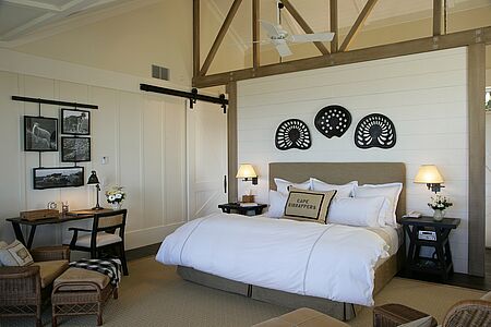 Rosewood Cape Kidnappers Im Osten der Nordinsel befindet sich das luxuriöse Rosewood Cape Kidnappers. Direkt am südlichen Ende des Hawke‘s Bay liegt das Paradies für Golfer und Naturgenießer. Die 23 Suiten und Zimmer sind mit jedem Luxus und Komfort ausgestattet. Jedes Domizil verfügt über einen eigenen Balkon, von dem Sie die umliegende Golfanlage sowie den glitzernden Ozean bewundern können.