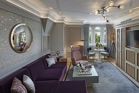 Executive Suite (ca. 72 qm) In dieser Kategorie finden Gäste die perfekte Lösung, die Arbeit und London-Besuch kombinieren müssen. Denn neben zwei Marmorbädern, einem großzügigen Schlafraum und einem Wohnbereich gibt es hier ein vollwertiges Arbeitszimmer.