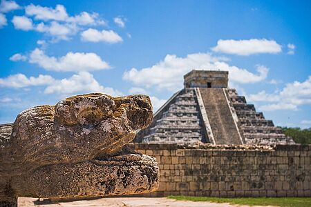 Tagesausflug zur Mayastätte Chichén Itzá Chichén Itzá liegt etwa 120 Kilometer östlich von Mérida und ist eine der bedeutendsten Ruinenstätten auf der mexikanischen Halbinsel Yucatán. Erkunden Sie die Geheimnisse der Pyramiden, Tempel, Plätze und Häuser aus der späten Maya-Zeit gemeinsam mit Ihrem privaten Guide.