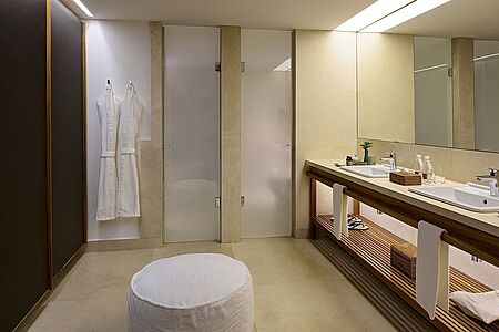 Deluxe Suite (ca. 106 qm) Starten Sie auf der eigenen Suite-Terrasse mit einem fulminanten Frühstück und schauen Sie dabei den vorbeiziehenden Segelbooten zu. Genehmigen Sie sich vor dem Dinner einen Drink im eigenen Wohnzimmer oder lauschen Sie dem Meeresrauschen bei weit geöffneten Fenstern vom Kingsize-Bett aus.