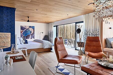 Honeymoon Suite Die Honey Moon Suite ist ähnlich ausgestattet wie die Ocean View Suiten, allerdings bietet sie neben dem Blick aufs Meer auch einen romantischen Blick in die weite Dünenlandschaft – als Clou verfügt sie zudem über eine Außen-Badewanne auf der uneinsehbaren Terrasse.