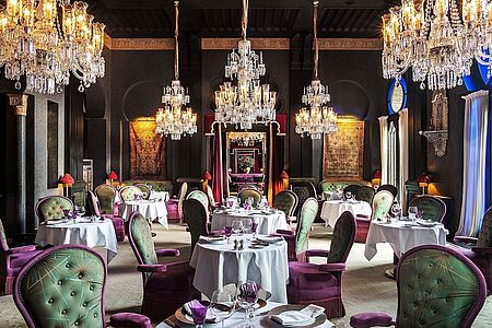Le Selman In diesem à la Carte-Restaurant speisen Sie international in besonders stilvollem Ambiente. Gehen Sie im Le Selman auf eine Reise der Sinne und genießen Sie bereits zum Frühstück den aufmerksamen Service und die erlesenen Köstlichkeiten, die Ihnen hier kredenzt werden.