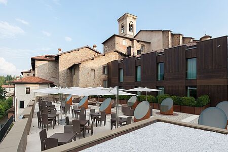 Relais San Lorenzo Das Relais San Lorenzo, von dem bekannten Architekten Adolfo Natalini entworfen, bietet eine gelungene Verbindung von Kunst und Kultur, Antike und Zukunft. Erlesenes italienisches Design verbindet sich in nahezu futuristischer wie geschmackvoller Weise mit der antiken Vergangenheit des Ortes, der auf jahrtausendealten Fundamenten ruht.
