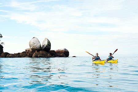 Kanu Ausflug zum Split Apple Rock Wir empfehlen eine Kanufahrt im Abel-Tasman-Nationalpark. Die herrliche Küstenlandschaft macht diesen Park zu einem der populärsten Feriengebiete Neuseelands. Ausgedehnte Wattflächen an den Mündungstrichtern der Flüsse wechseln mit meist goldgelben Sandstränden und einer stark zerklüfteten Felsküste. Die einzigartige Küstenlandschaft ist einfach sehenswert!