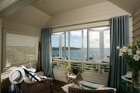 The Boatshed Waiheke Island ist ein Paradies für Strandurlauber, Naturverbundene, Weinliebhaber und Kunstinteressierte. Mit Blick über die traumhafte Oneroa Bucht heißt Sie das luxuriöse The Boatshed willkommen. Inspiriert von den für Neuseeland typischen, kleinen Beach-Cottages versprechen Ihnen die charmanten Suiten und Bungalows ein Höchstmaß an Privatsphäre und Komfort.