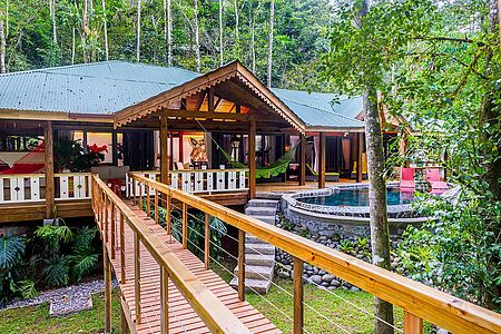 The Pacuare Jungle Lodge Im Herzen Costa Ricas, direkt am Pacuare Fluss gelegen, befindet sich die luxuriöse Pacuare Jungle Lodge. Genießen Sie die exklusive Atmosphäre der Luxuslodge inmitten des Regenwaldes von Costa Rica – ganz egal ob Sie eine Reise mit viel Action und Abenteuer suchen oder einfach nur entspannen möchten – ein Aufenthalt in der Pacuare Jungle Lodge ist wirklich eindrucksvoll.