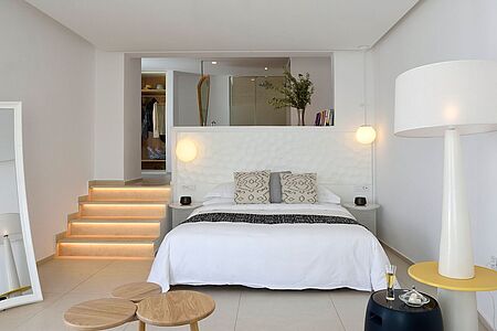 Sunset Suite (ca. 35 qm) Auch in diesen Suiten profitieren Sie von einem wohltuenden Outdoor-Jacuzzi. Die Besonderheit: Diese Zimmerkategorie verteilt sich über zwei Ebenen – und ist dadurch gleich doppelt schön und doppelt charmant.